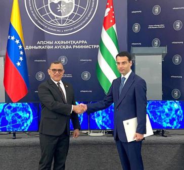 Botschafter Salazar und der Außenminister Abchasiens Inal Ardzinba