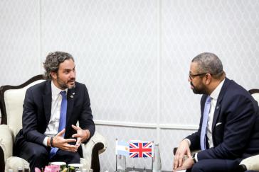 Santiago Cafiero und James Cleverly sprachen miteinander beim G-20-Treffen der Außenminister in Neu-Delhi