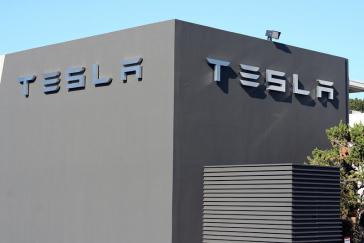 Tesla-Logo auf einem seiner Gebäude in Palo Alto, Kalifornien, USA