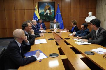 Die Minister Gil und Tellechea (hinten Mitte) beim Treffen mit EU-Vertretern am Mittwoch