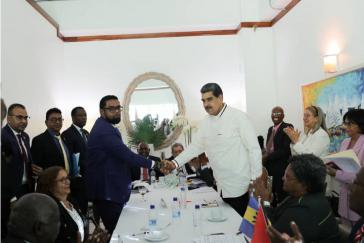 Maduro (re.) reichte Ali am Donnerstag in Kingstown die Hand