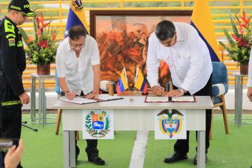 Die Präsidenten Petro (li.) und Maduro bei der Unterzeichnung des neuen Abkommens