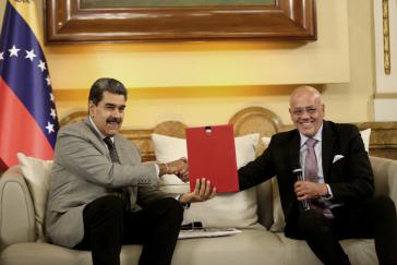 Vor Medienvertretern übergab Rodríguez Maduro am Mittwoch das Abkommen mit der Opposition. Beide begrüßten die Lockerung der Sanktionen