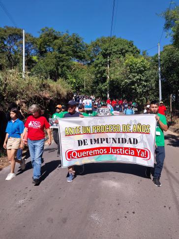 Angehörige und Überlebende des Massakers von El Mozote demonstrieren für Gerechtigkeit