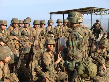 Junge Wehrdienstleistende in der chilenischen Armee sind ihren militärischen Vorgesetzten ausgeliefert