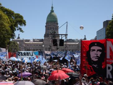 Hunderttausende kamen rund um den Platz des Kongresses zusammen. "Presente": Ernesto Che Guevara, gebürtiger Argentinier