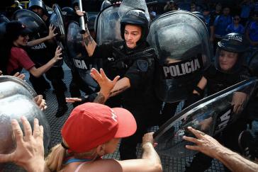 Die argentinische Polizei geht hart gegen Protestierende vor. Hier ein Foto von Protesten gegen Präsident Milei am 1. Februar 2024