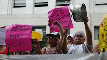 Proteste von Mitarbeiterinnen der Ollas populares gegen die Regierung Milei in Argentinien