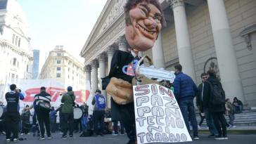 Protest gegen Mileis Kettensägen-Politik: "Kein Frieden, kein Brot, keine Wohnung, keine Arbeit"