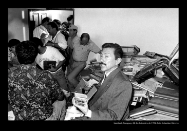 Hier fanden sie tonnenweise Dokumente: Almada und Mitstreiter in dem Gebäude in Lambaré (22. Dezember 1992)