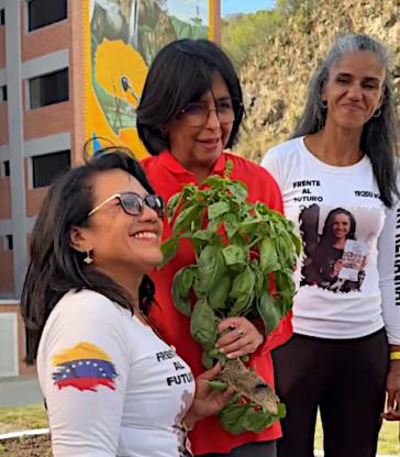 Zur Einweihung am 30. April begrüßten Ayari Rojas (links) und Ycedia Bodeo (rechts) Vizepräsidentin Rodríguez