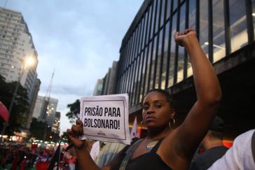 "Gefängnis für Bolsonaro" fordert eine Teilnehmerin der Demonstration zur Verteidigung der Demokratie auf der Avenida Paulista am 8. Januar
