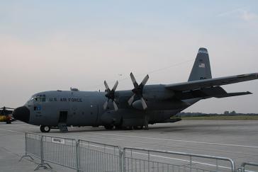 Die US Air Force transportierte das Materila in C-130-Militärflugzeugen