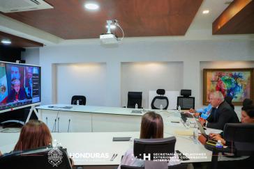 Enrique Reina, Außenminister von Honduras, leitete das virtuelle Celac-Treffen. Auf dem Bildschirm ist Mexikos Chefdiplomatin Bárcena zu sehen