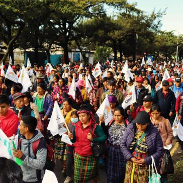 Anhänger von Codeca auf dem Weg zum Platz der Verfassung in Guatemala-Stadt
