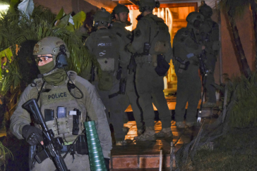 Die Spezialeinheit der DEA, das Special Response Team, bei der Hausdurchsuchung während der Verhaftung eines mutmaßlichen Drogenhändlers