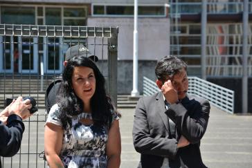 Die beiden Verteidiger:innen Manuela Royo und Jorge Guzmán sprechen über die Verhandlung zu den Anwesenden vor dem Gerichtsgebäude.
