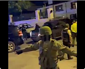 Abzug der Polizei nach der Verhaftung von Glas. Soldaten hatten das Botschaftsgebäude umstellt.