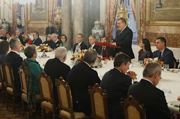 Arévalo bei seiner Rede vor dem Essen mit Felipe VI. (rechts von Arévalo Letizia, Königin von Spanien, und Sánchez)