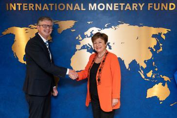 Juan Vega, Minister für Wirtschaft und Finanzen Ecuadors, und Kristalina Georgieva, geschäftsführende Direktorin des IWF