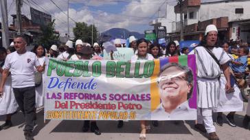 Unterstützung für Petros soziale Reformen bei der 1. Mai-Demonstration in Pueblo Bello, Departamento Cesar, in der Sierra Nevada
