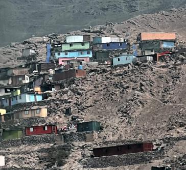 Wohnhäuser in einer der ärmeren Gegenden am Stadtrand von Lima