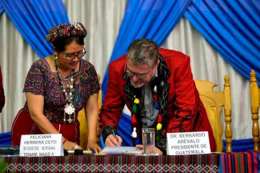 Präsident Bernardo Arévalo bei der Vertragsunterzeichnung mit indigenen Autoritäten in Ixil