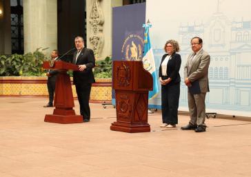 Präsident Bernardo Arévalo, Wirtschaftsministerin Gabriela García und der Minister für Energie und Bergbau Víctor Hugo Ventura, auf der Pressekonferenz