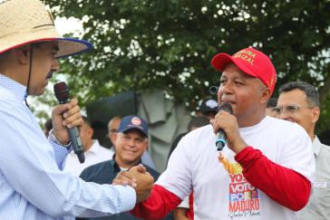 Maduro und der neue Minister für die Kommunen und sozialen Bewegungen, Prado (rechts)
