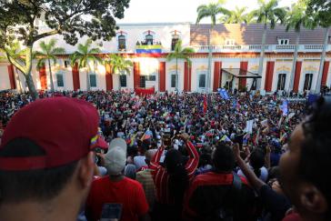 Maduro sprach zu tausenden Chavisten vom "Balkon des Volkes" aus Maduro sprach zu tausenden Chavisten vom "Balkon des Volkes" aus