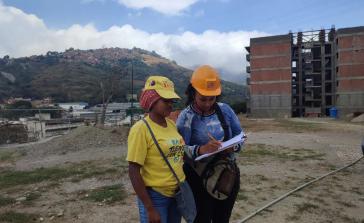 Zwei Frauen der Bauleitung des Wohnungsprojekts "Jorge Rodríguez Padre" in Antímano (März 2023)