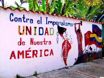 Lateinamerika rückt angesichts der Eskalation zwischen Bogotá und Washington enger zusammen –  Wandbild in Caracas