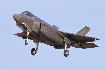Eine F-35 im Landeanflug. Der Kampfjet kann Ziele in der Luft und auf dem Boden bekämpfen Eine F-35 im Landeanflug. Der Kampfjet kann Ziele in der Luft und auf dem Boden bekämpfen