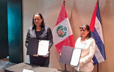 Desilú León (Außenhandels- und Tourismusministerin von Peru) und Yamily Aldama (Vizetourismusministerin von Kuba) bei ihrem Treffen in Lima