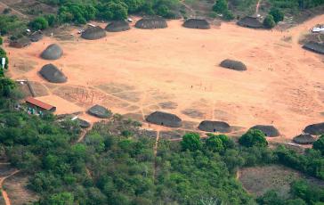 Ein Dorf im Xingu Reservat im Westen Brasiliens. Seit Jahren läuft in Brasilien eine Auseinandersetzung über die indigenen Gebiete Ein Dorf im Xingu Reservat im Westen Brasiliens. Seit Jahren läuft in Brasilien eine Auseinandersetzung über die indigenen Gebiete