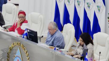 Gustavo Porras, der Vorsitzende der Nationalversammlung Nicaraguas, stellt den Beschluss zu globale Governance vor Gustavo Porras, der Vorsitzende der Nationalversammlung Nicaraguas, stellt den Beschluss zu globale Governance vor