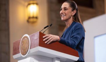 Präsidentin Sheinbaum bei der öffentlichen Unterzeichnung der Regierungsinitiative Präsidentin Sheinbaum