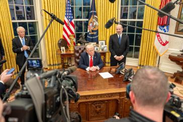Vor Pressevertretern unterzeichnet Trump seine "Executive orders" Vor Pressevertretern unterzeichnet Trump seine "Executive orders"