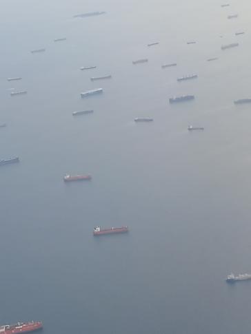Stau vor dem Panamakanal: Rund 100 Frachtschiffe warten auf Durchfahrt Stau vor dem Panamakanal: Rund 100 Frachtschiffe warten auf Durchfahrt