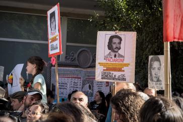 Teilnehmende des Marsches in Córdoba halten Schilder mit den Fotos und Name der gewaltsam Verschwundenen hoch