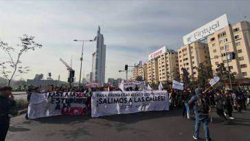 Die Schülervertretung ACES führte die Demonstration in Santiago an Transparent Schülerdemo