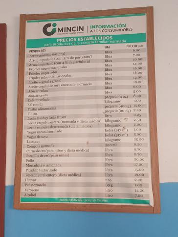 Preisliste in einer Bodega, der staatlichen Zuteilungsstelle für Lebensmittel. Die Preise betragen wenige Cent, viele Produkte sind aber nicht oder nur unregelmäßig erhältlich