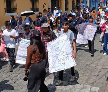 "Ohne Bildung keine Entwicklung" Schüler von Ceipa auf der Demonstration am 1. Mai in Quetzaltenango