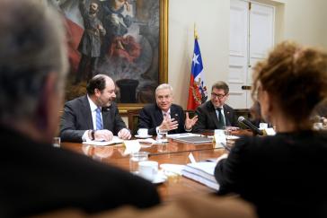 Arbeitsminister Tomás Rau nimmt an einer Sitzung des neuen Wirtschaftsausschusses im Präsidentenpalast La Moneda teil