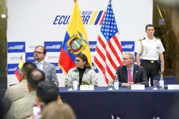Vizepräsidentin Pinto (Bildmitte) bei der formellen Installierung des FBI Büros in Ecuador