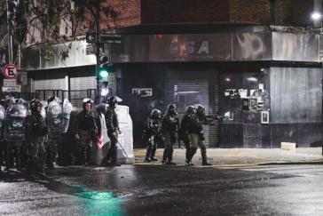 In der Nähe des Senats feuert die argentinische Gendarmerie Gummigeschosse auf Demonstranten Nahe des Senats feuert die Nationale Gendarmerie Gummigeschosse auf Demonstranten