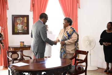 Mia Amor Mottley bei ihrer Vereidigung durch Präsident Jeffrey Bostic