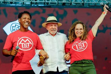 Lula bei einem Treffen mit der urbanen Sozialbewegung MTST