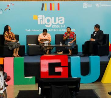 Menchú (mit Mikrophon) bei der Podiumsdiskussion auf der Filgua zu 30 Jahre Friedensabkommen Menchú (mit Mikrophon) bei der Podiumsdiskussion auf der Filgua zu 30 Jahre Friedensabkommen