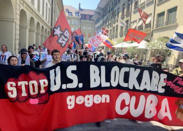 Trotz Hitze demonstrierten Hunderte ihre Solidarität mit Kuba Trotz Hitze demonstrierten Hunderte ihre Solidarität mit Kuba